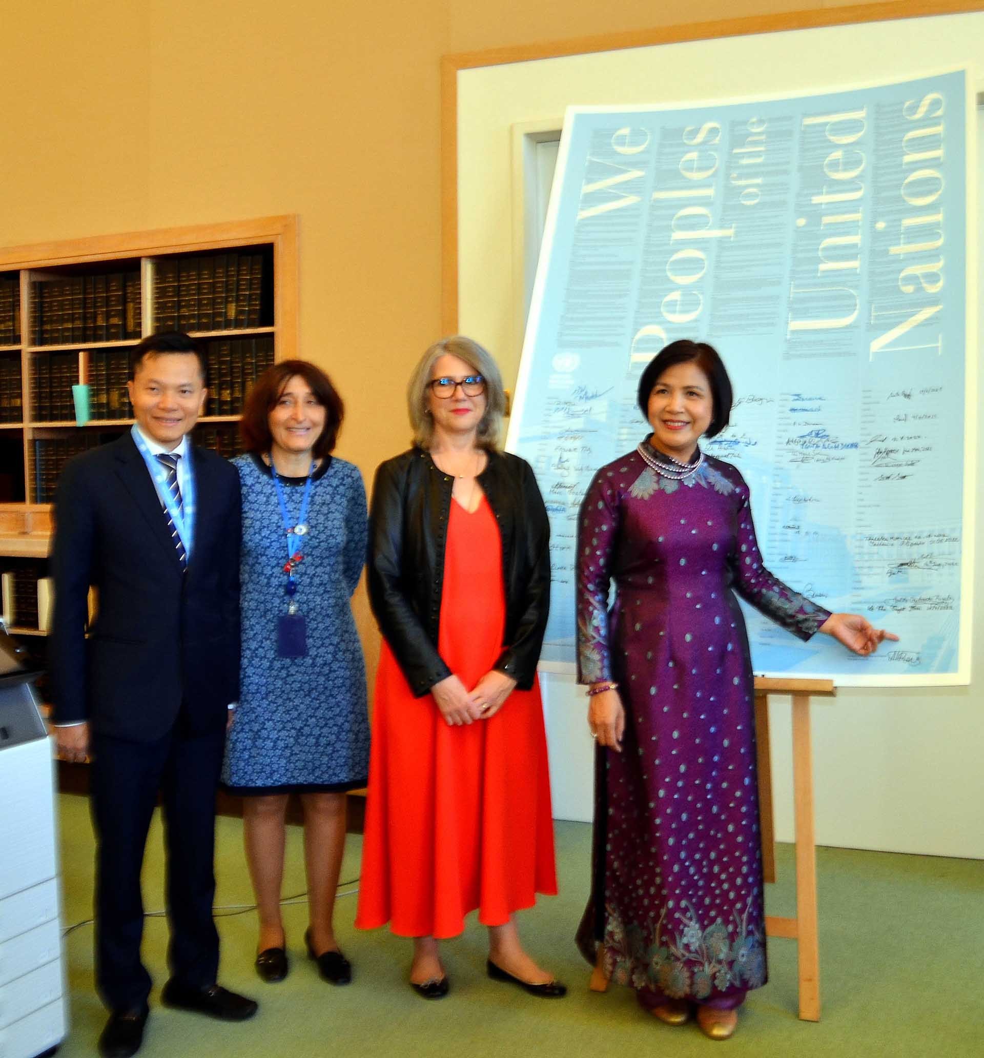 Đại sứ Lê Thị Tuyết Mai, Trưởng Phái đoàn Việt Nam tại Geneva cùng cán bộ phụ trách Thư viện Liên hợp quốc tại Geneva, ngày 20/4/2022 (Nguồn: TTXVN)