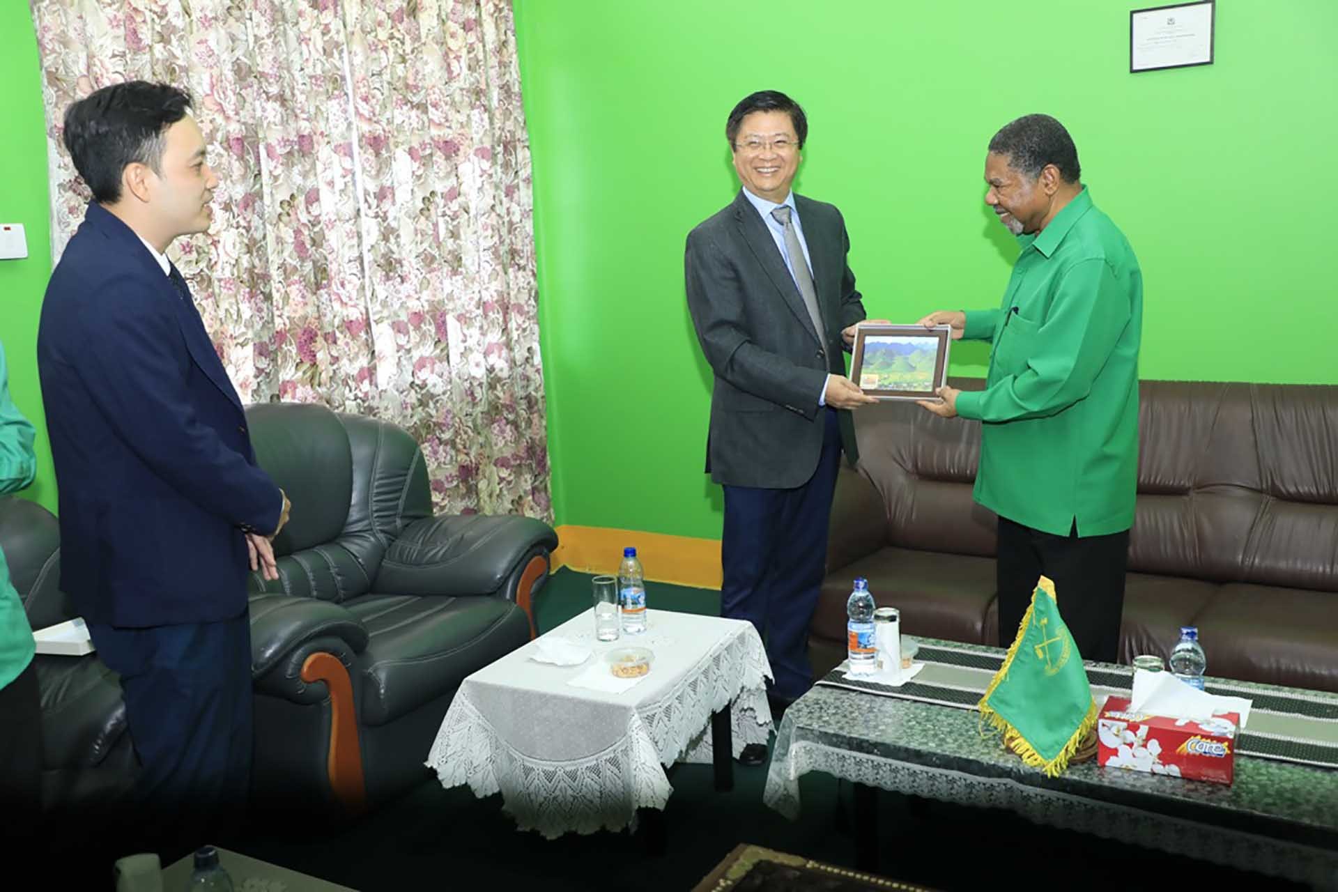 Đồng chí Trương Quang Hoài Nam chào xã giao Phó Chủ tịch Đảng, cựu Tổng thống khu bán tự trị Zanzibar.