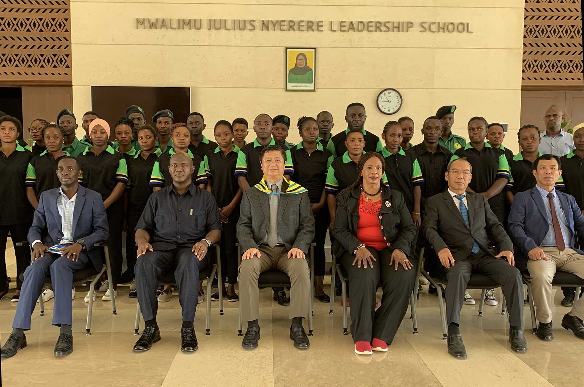 Đoàn đến thăm Trường đào tạo cán bộ Mwalimu Julius Nyerere.