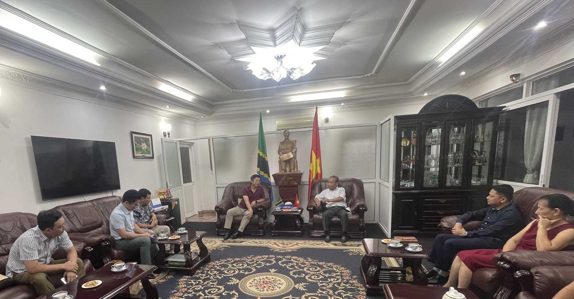 Đồng chí Trương Quang Hoài Nam đến thăm và làm việc với Đại sứ quán Việt Nam tại Tanzania.