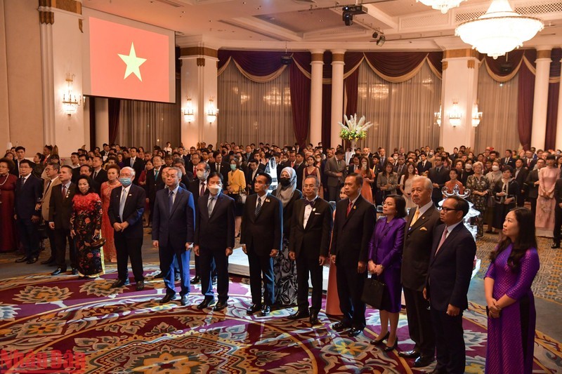 Các đại biểu làm lễ chào cờ, Quốc ca Việt Nam và Thái Lan. (Nguồn: nhandan.vn)