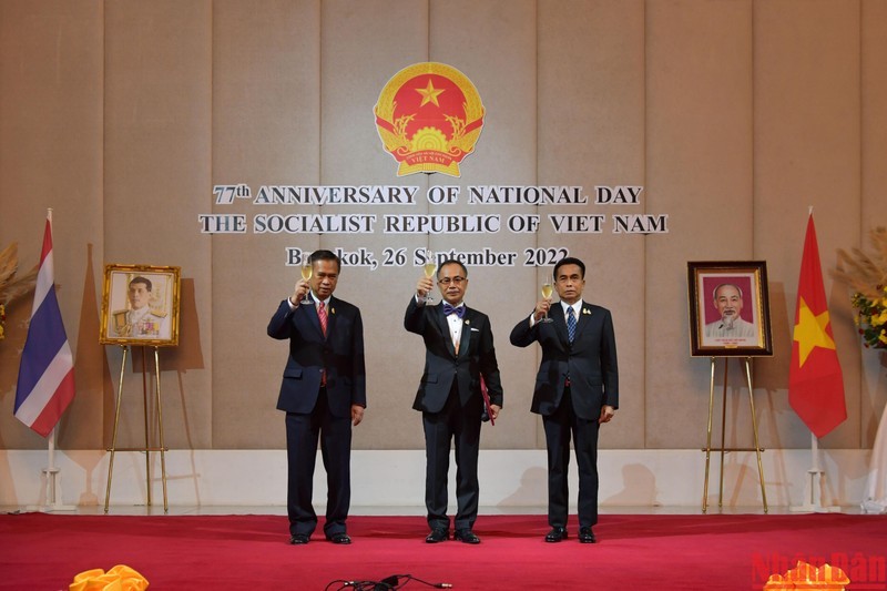 Đại sứ Phan Chí Thành cùng các quan khách nâng cốc chúc mừng Quốc khánh Việt Nam. (Nguồn: nhandan.vn)