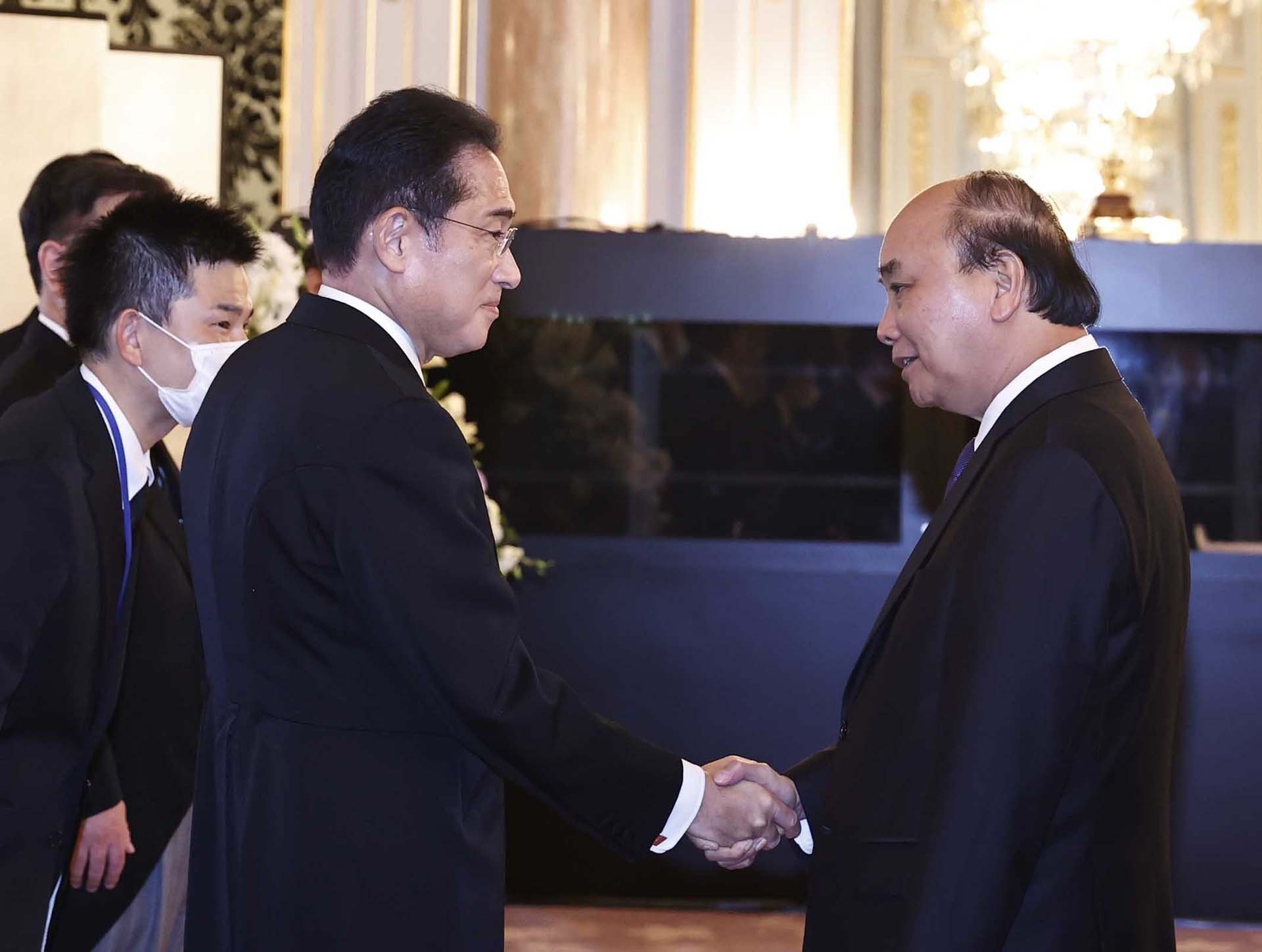 Chủ tịch nước Nguyễn Xuân Phúc và Thủ tướng Nhật Bản Kishida Fumio. (Nguồn: TTXVN)