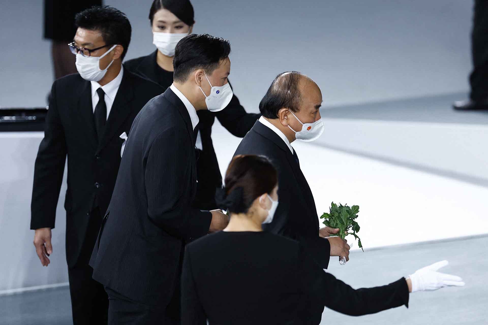 Chủ tịch nước Nguyễn Xuân Phúc (bên phải) đặt hoa tưởng niệm cố Thủ tướng Nhật Bản Abe Shinzo tại Lễ Quốc tang ở thủ đô Tokyo, ngày 27/9/2022. (Nguồn: TTXVN)