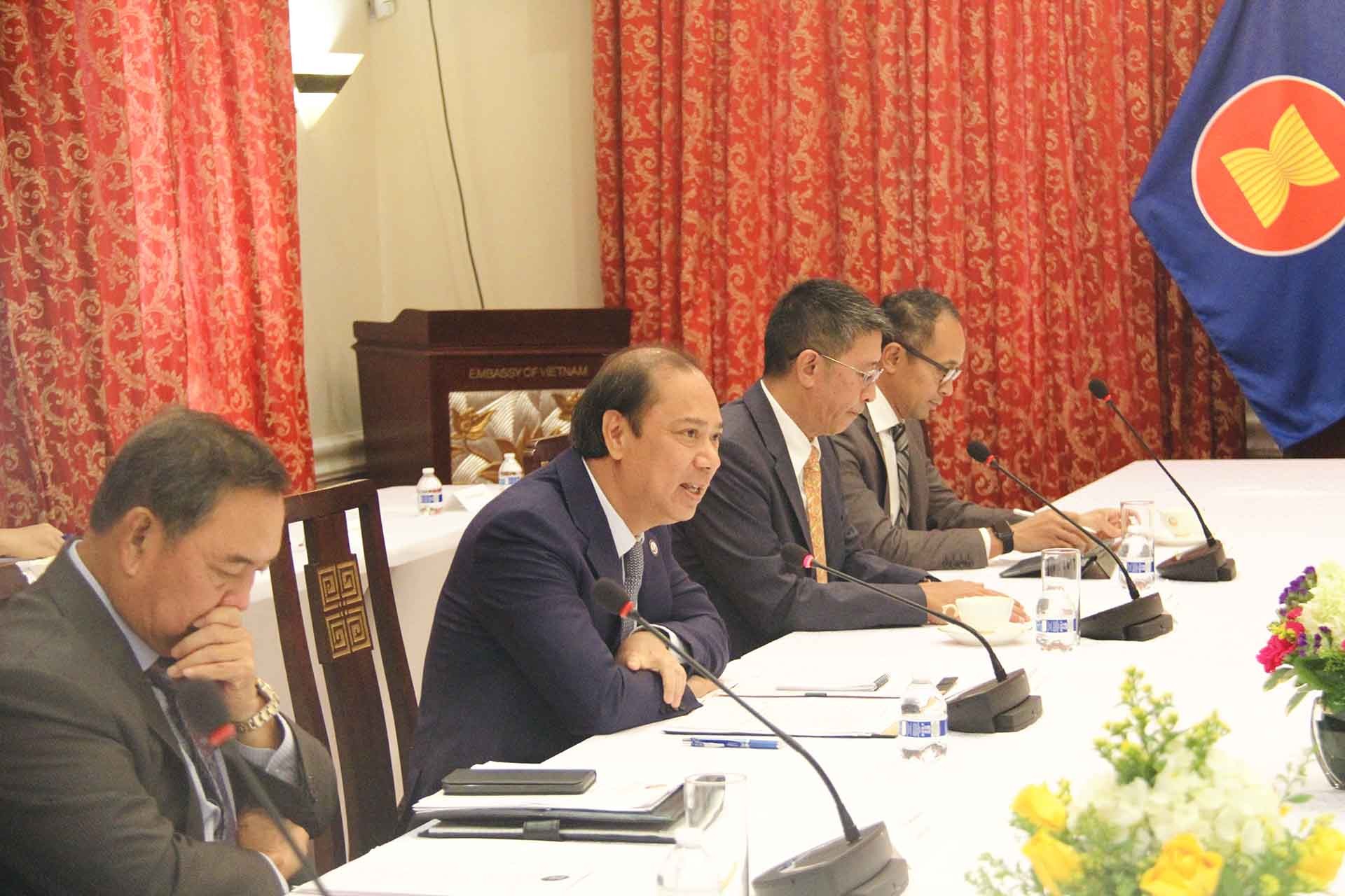 Đại sứ Nguyễn Quốc Dũng phát biểu tại cuộc họp.