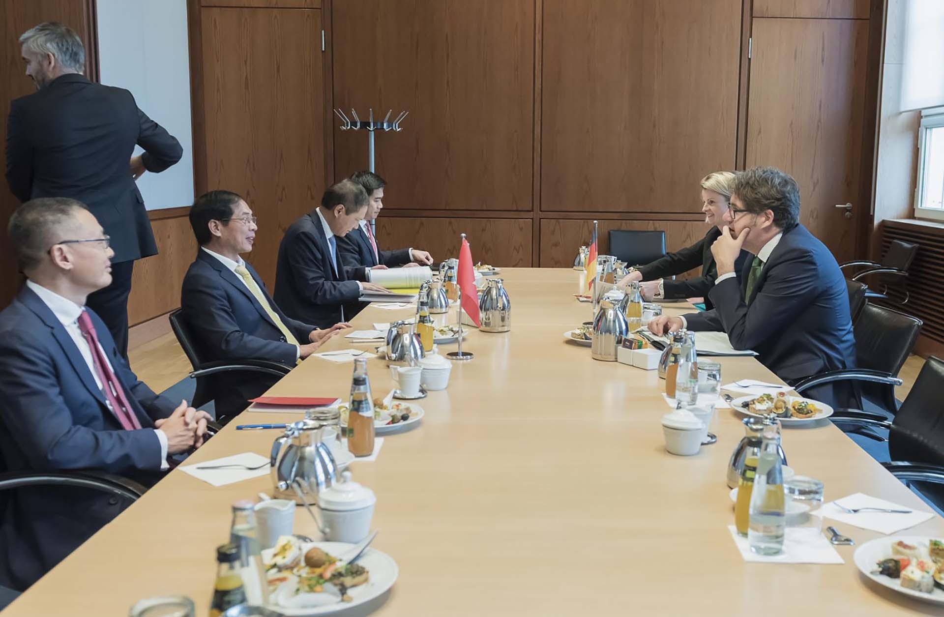 Bộ trưởng Ngoại giao Bùi Thanh Sơn gặp Quốc vụ khanh Nghị viện Bộ Kinh tế và Bảo vệ khí hậu liên bang Đức Michael Kellner.