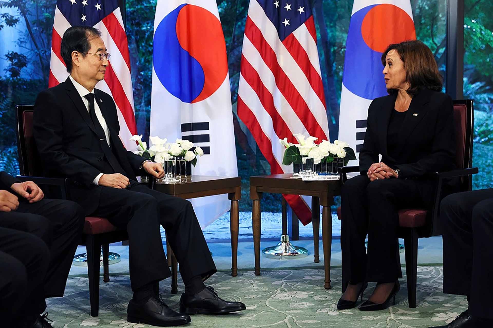 Phó Tổng thống Mỹ Kamala Harris hội đàm với Thủ tướng Hàn Quốc Han Duck-soo tại một khách sạn ở Tokyo vào ngày 27/9. (Nguồn: AP)