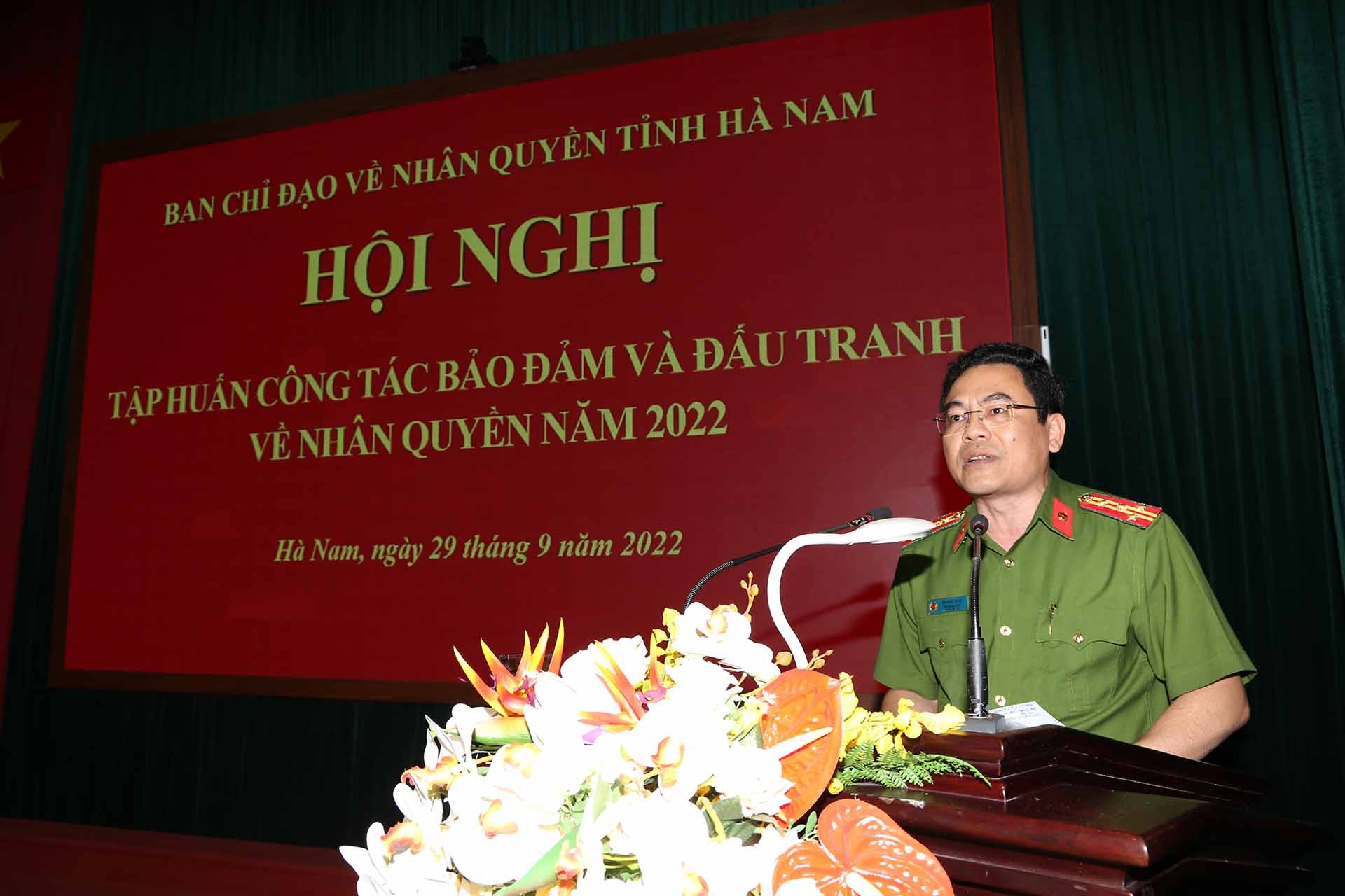 Phó giám đốc Công an tỉnh Hà Nam phát biểu.