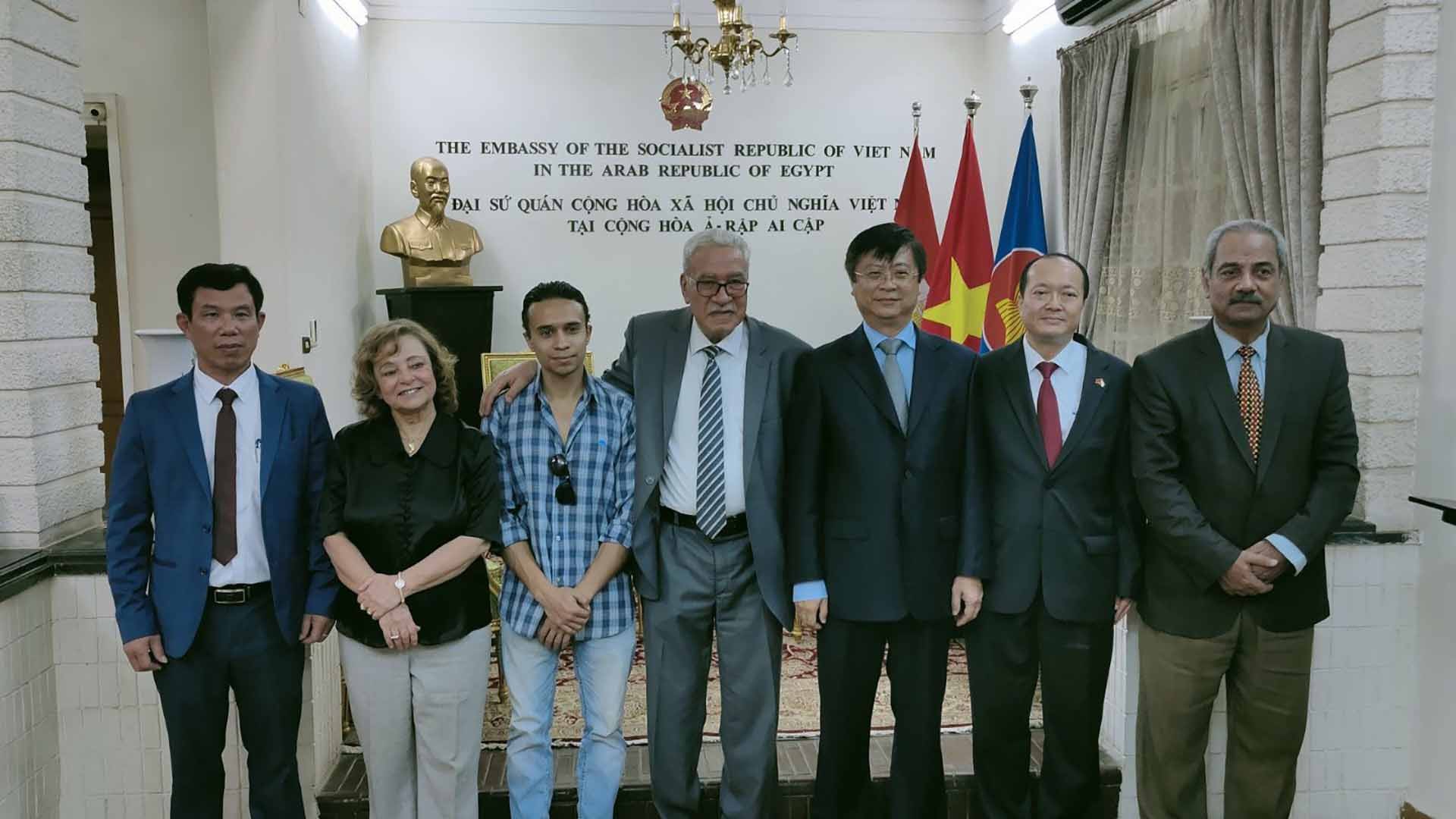 Phó Trưởng Ban Đối ngoại Trung ương Trương Quang Hoài Nam và Đại sứ Nguyễn Huy Dũng làm việc với Tổng Bí thư Đảng Cộng sản Ai Cập Salah Adly.