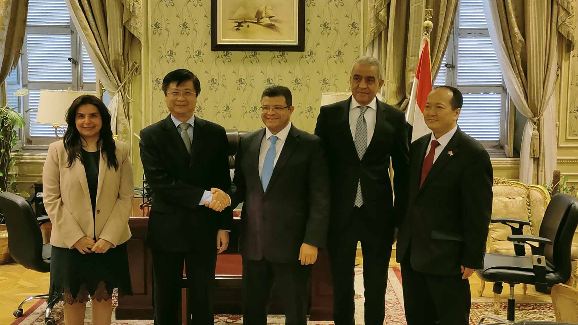 Phó Trưởng Ban Đối ngoại Trung ương Trương Quang Hoài Nam và Đại sứ Nguyễn Huy Dũng làm việc với đại diện lãnh đạo Ủy ban Công nghiệp Hạ viện, Ủy ban Kinh tế Hạ viện và Ủy ban Công nghiệp Hạ viện Ai Cập.