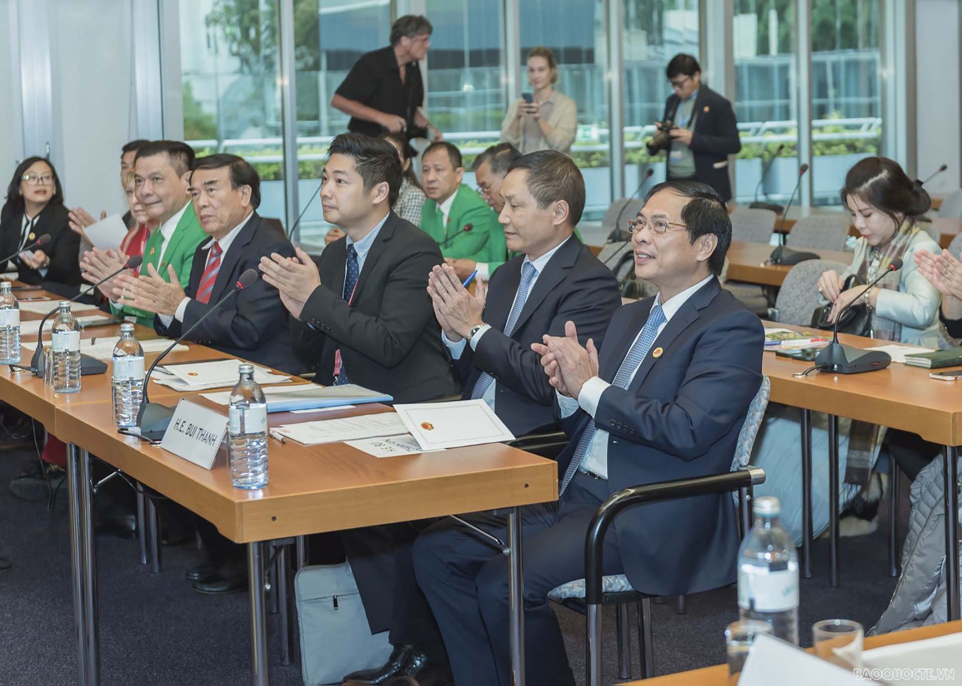 Bộ trưởng Ngoại giao Bùi Thanh Sơn và các đại biểu dự Diễn đàn doanh nghiệp Việt Nam-Áo. 