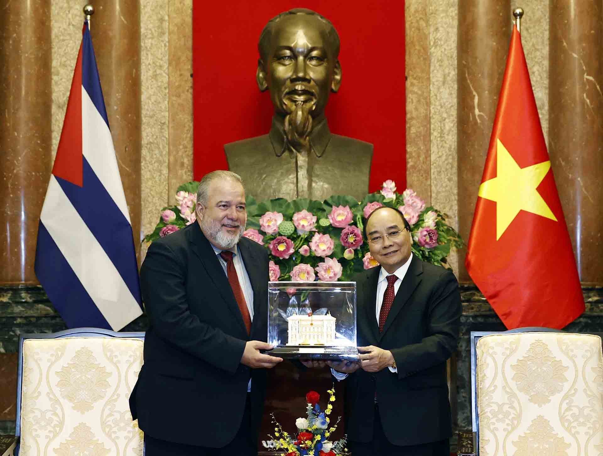 Chủ tịch nước Nguyễn Xuân Phúc tặng quà lưu niệm cho Thủ tướng Cuba Manuel Marrezo Cruz. (Nguồn: TTXVN)