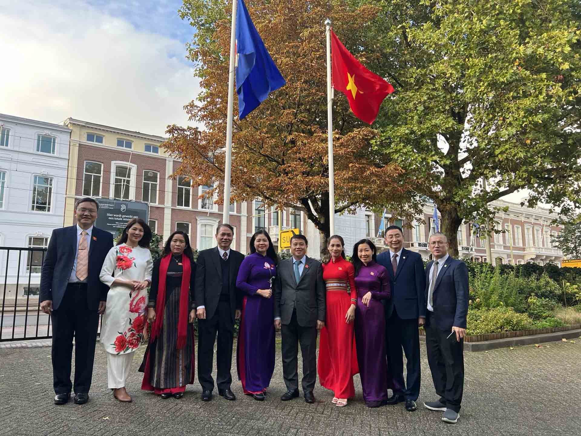 Đoàn đại biểu Hội đồng Dân tộc Quốc hội đến thăm Đại sứ quán Việt Nam tại Hà Lan