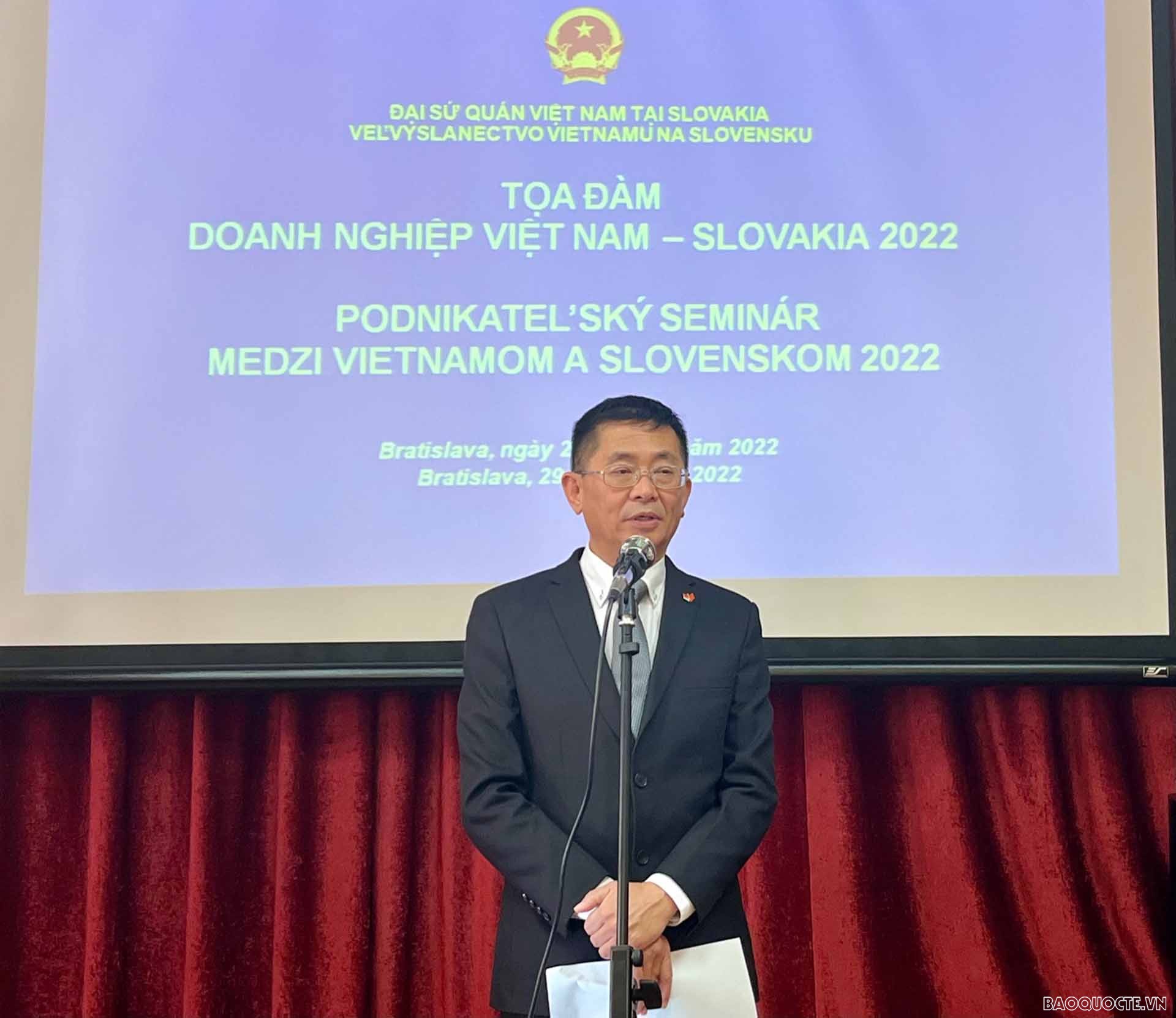 Đại sứ Việt Nam tại Slovakia Nguyễn Tuấn phát biểu tại Tọa đàm.