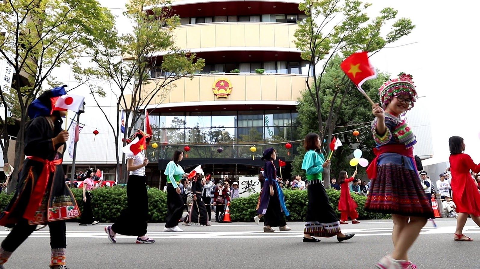 Tổng lãnh sự quán Việt Nam tại Osaka tham gia diễu hành tại Lễ hội truyền thống Matsuri