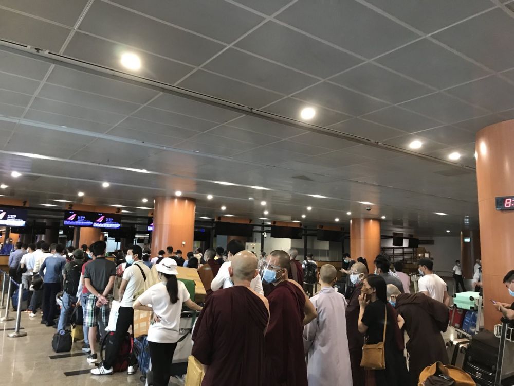 Hơn 240 công dân Việt Nam từ Myanmar về nước, hạ cánh xuống sân bay Cam Ranh