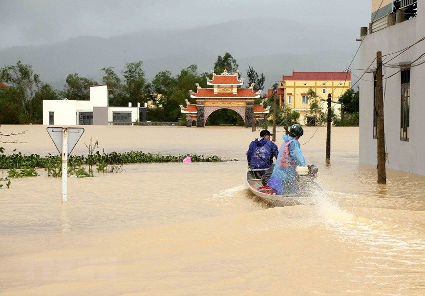 Lãnh đạo Lào và Thái Lan gửi điện thăm hỏi về lũ lụt tại miền Trung Việt Nam