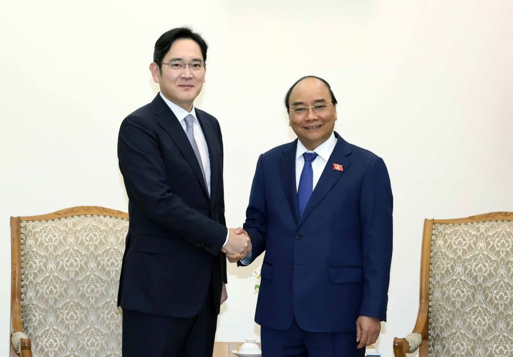 prime minister pledges optimal conditions for samsungs hi tech projects