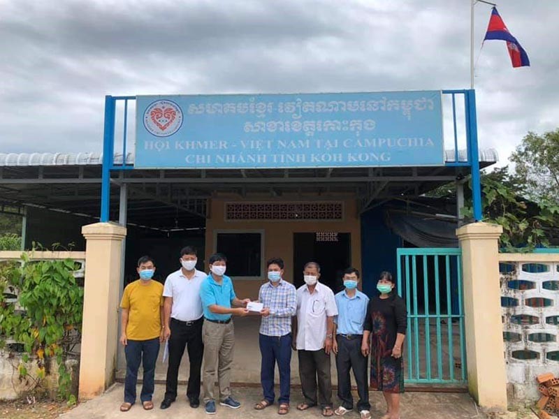 Tổng Lãnh sự quán đã trao tặng Ban Chấp hành tỉnh hội 1000 USD để góp phần hoàn thiện dự án cải tạo và nâng cấp lớp học tiếng Việt/Khmer.