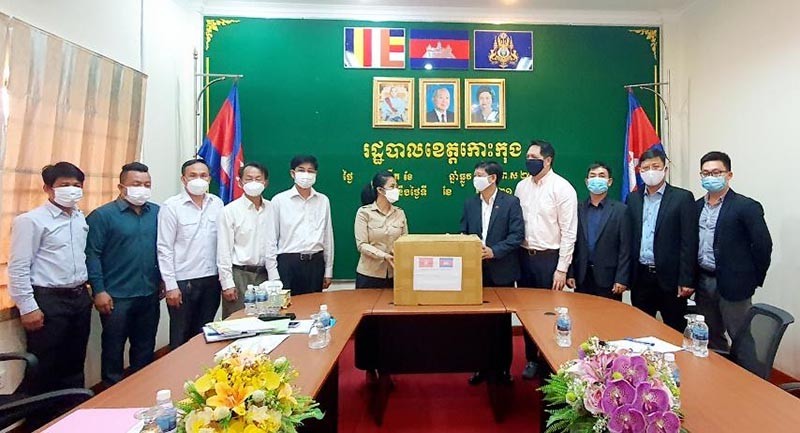 Tổng Lãnh sự trao tặng chính quyền tỉnh Koh Kong 10.000 khẩu trang