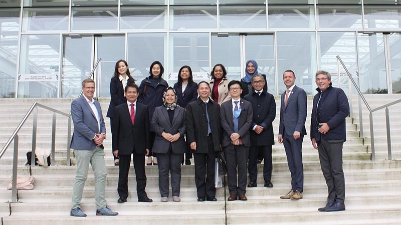 Đại sứ Phạm Việt Anh, Chủ tịch luân phiên Ủy ban ASEAN tại Hà Lan, dần đầu đoàn Đại sứ 5 nước ASEAN tại La Haye thăm và làm việc tại Brainport Eindhoven.
