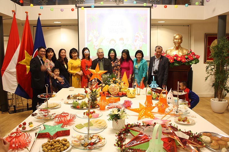, Đại sứ quán Việt Nam tại Hà Lan tổ chức Tết Trung thu cho các cháu thiếu niên, nhi đồng người Việt tại khu vực thành phố La Haye và vùng phụ cận.