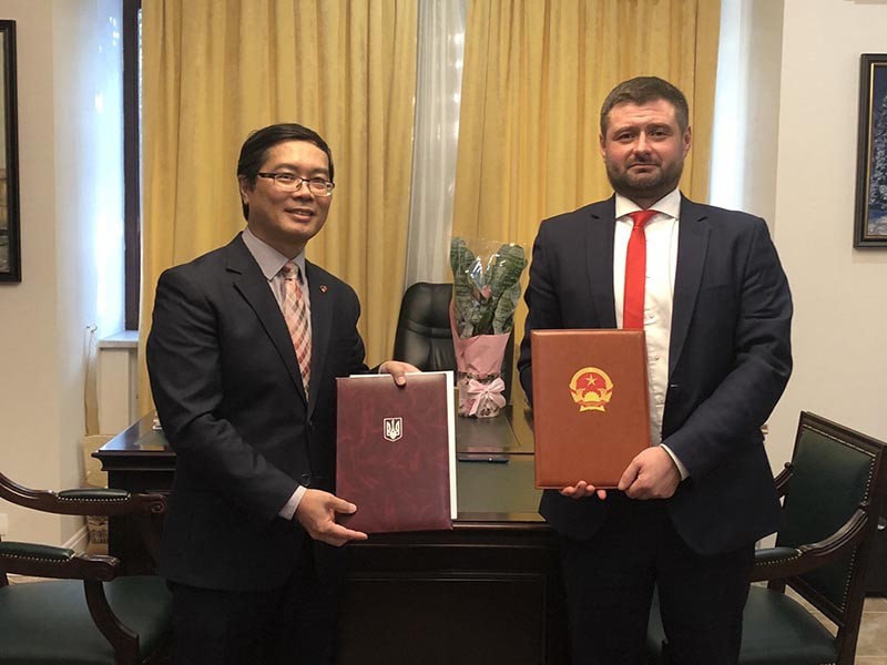 Đại sứ Việt Nam tại Ukraine Nguyễn Hồng Thạch ký thoả thuận hợp tác với Hội hoạ sỹ Ukraine và Nhà bảo trợ Gorchakov.