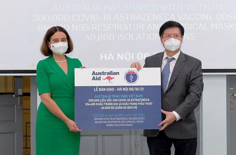 Đại sứ Australia Robyn Mudie trao 300.000 liều vaccine, 614.400 khẩu trang và 40.800 bộ quần áo bảo hộ cho Thứ trưởng Bộ Y tế Trương Quốc Cường