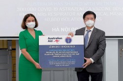 Bộ Y tế tiếp nhận thêm 300.000 liều vaccine Covid-19 và trang thiết bị chống dịch từ Australia