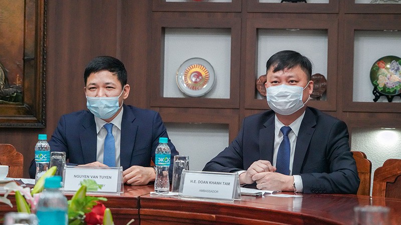 Đại sứ Doãn Khánh Tâm khẳng định, Đảng, Nhà nước và nhân dân Việt Nam luôn coi trọng phát triển quan hệ hữu nghị truyền thống với Đảng Nhân dân, Nhà nước và nhân dân Mông Cổ.