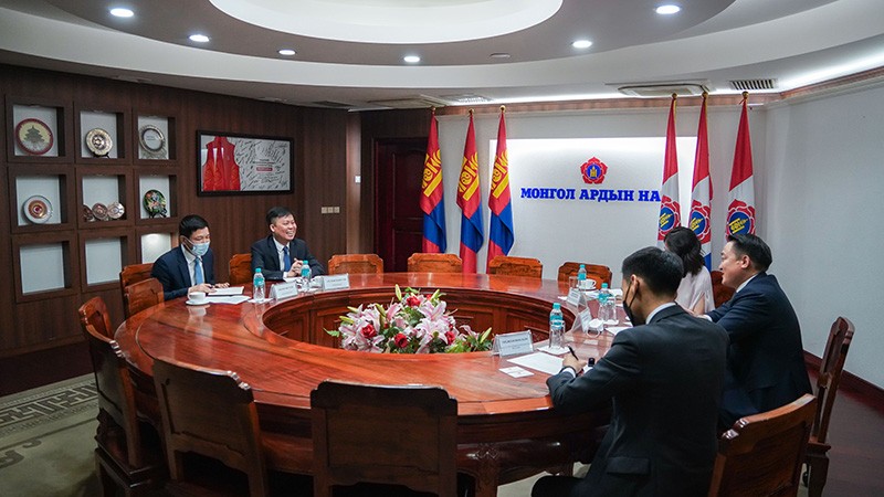 Đại sứ Doãn Khánh Tâm gặp Tổng Thư ký Đảng Nhân dân Mông Cổ D.Amarbaysgalan, trao đổi về một số biện pháp thúc đẩy quan hệ, hợp tác giữa hai Đảng và hai nước Việt Nam-Mông Cổ.