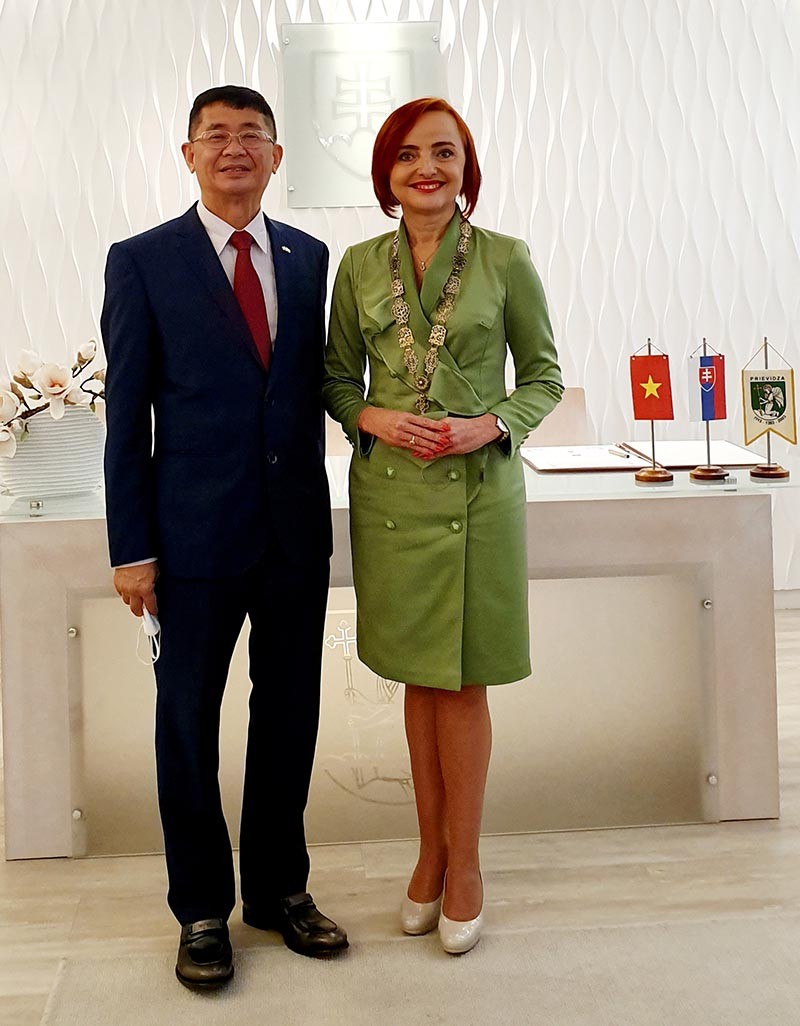 Đại sứ Nguyễn Tuấn Thị trưởng thành phố Prievidza Katarina Machackova.