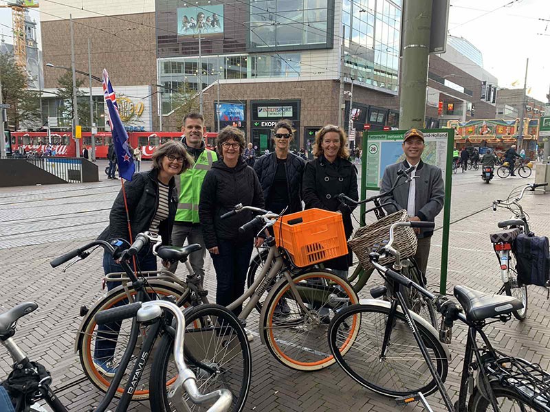 Thị trưởng thành phố La Haye tổ chức cho các Đại sứ trong Đoàn Ngoại giao đạp xe quanh thành phố nhằm giới thiệu về giao thông xe đạp tại Hà Lan.