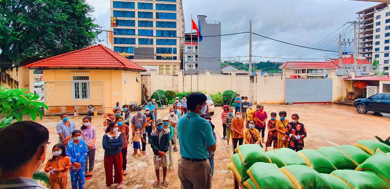 Hỗ trợ bà con có hoàn cảnh khó khăn tại thành phố Preah Sihanouk, Campuchia