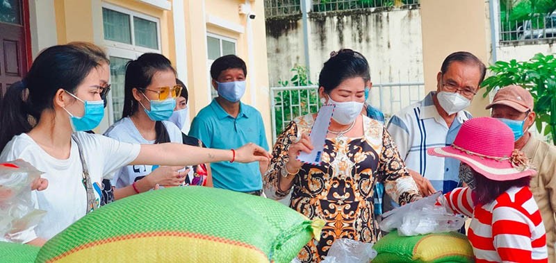 Hỗ trợ bà con có hoàn cảnh khó khăn tại thành phố Preah Sihanouk, Campuchia