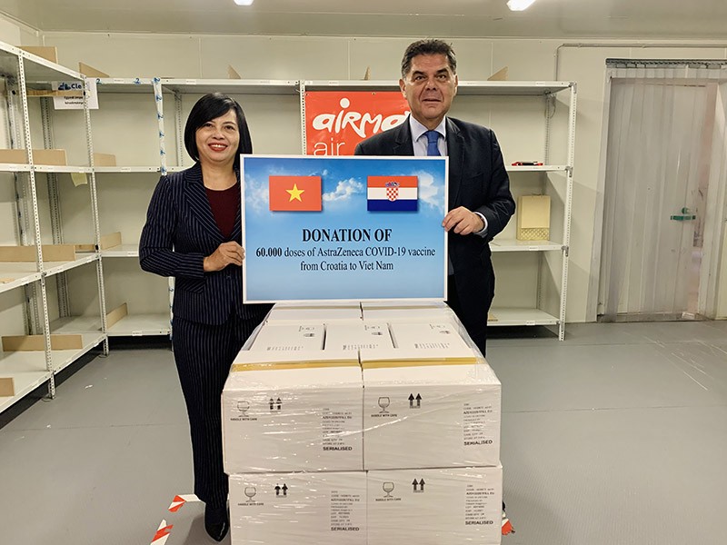 Đại sứ Nguyễn Thị Bích Thảo và Đại sứ Mladen Andrlic thực hiện lễ bàn giao 60.000 liều vắc-xin AstraZeneca Chính phủ Croatia tặng Việt Nam.