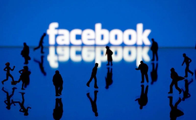 Facebook đã trở thành “món ăn tinh thần” không thể thiếu của nhiều người. (Nguồn: AFP)