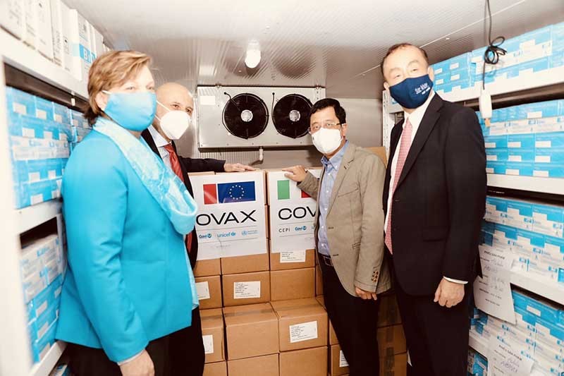 Lô hàng bao gồm 2.021.360 liều vaccine AstraZeneca do Chính phủ Italy trao tặng Việt Nam thông qua cơ chế COVAX đã về đến Hà Nội.