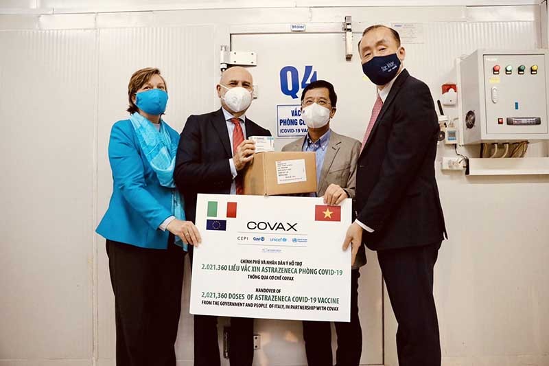 Lô hàng bao gồm 2.021.360 liều vaccine AstraZeneca do Chính phủ Italy trao tặng Việt Nam thông qua cơ chế COVAX đã về đến Hà Nội. 