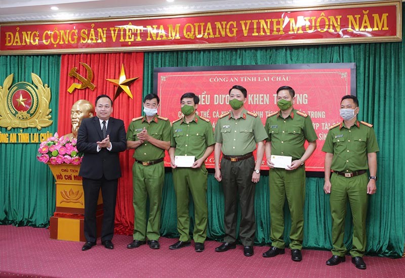 Ban Giám đốc Công an tỉnh Lai Châu tổ chức Lễ biểu dương, khen thưởng các tập thể, cá nhân có thành tích xuất sắc trong đấu tranh chuyên án giết người, cướp tài sản tại xã Tả Phìn, huyện Sìn Hồ.