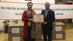 Tiếp nhận vật tư y tế do Hội Việt kiều Châu Hồng Hà, tỉnh Vân Nam, Trung Quốc trao tặng