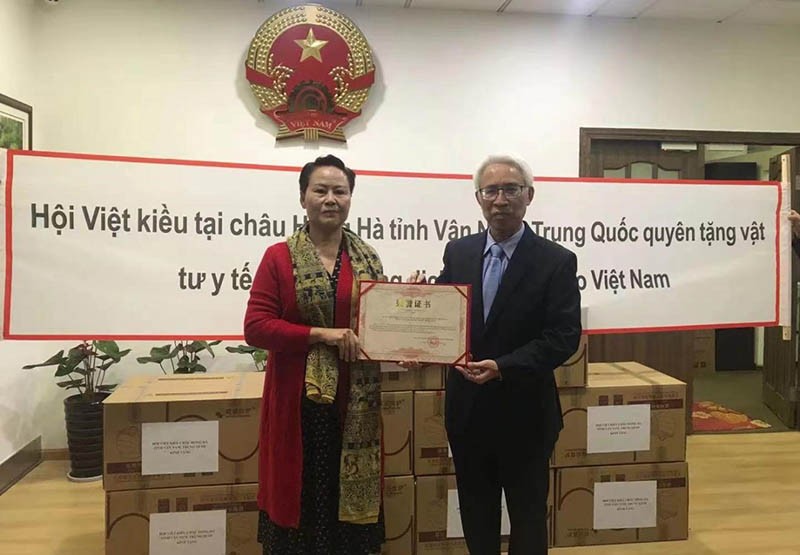 Đại sứ Phạm Sao Mai tiếp đại diện cộng đồng người Việt Nam tại Vân Nam dự Lễ trao tặng vật tư y tế phòng chống dịch Covid-19.