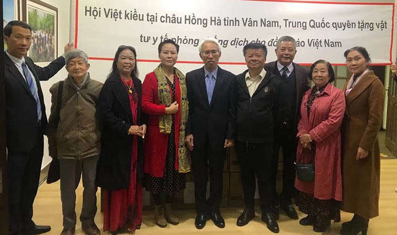 Đại sứ Phạm Sao Mai chụp ảnh lưu niệm với đại diện Hội Việt kiều tỉnh Vân Nam.
