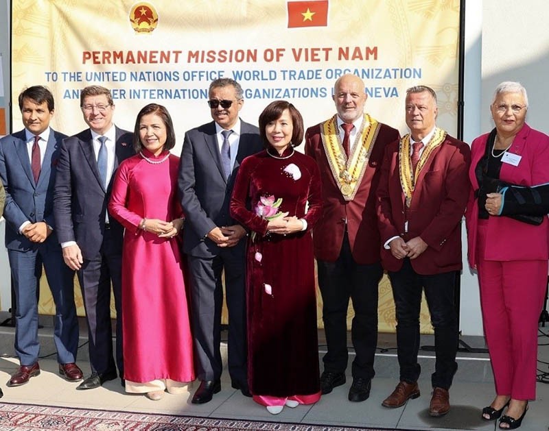 Đại sứ Lê Linh Lan (thứ 5 từ trái qua phải) và Đại sứ Lê Thị Tuyết Mai (thứ 3 từ trái sang phải), Tổng giám đốc WHO Tedros Adhanom Ghebreyesus (thứ 4 từ trái qua phải) và một số vị khách quý trong Ngày Văn hóa Việt Nam – Thụy Sỹ tại Phái đoàn Việt Nam ở Geneva, 16/10/2021