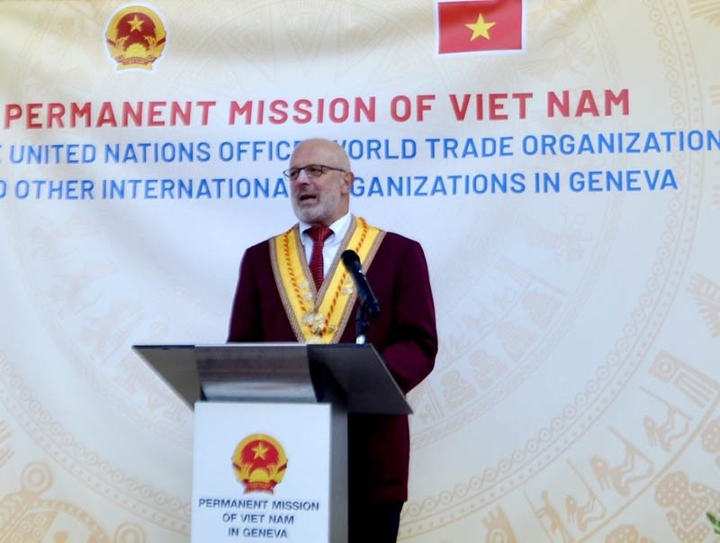Ông Jacques Jeannerat, đại diện cho Học viện rượu vang Geneva (Academie du Cep) phát biểu chúc mừng 50 năm quan hệ ngoại giao Việt Nam – Thụy Sỹ.