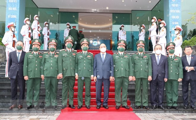 Chủ tịch nước Nguyễn Xuân Phúc chụp ảnh với các đại biểu tham dự buổi lễ. (Nguồn: TTXVN)
