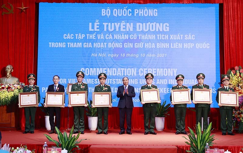 Chủ tịch nước Nguyễn Xuân Phúc trao Huân chương Bảo vệ Tổ quốc hạng Nhất, Nhì và Huân chương Lao động hạng Ba cho các cá nhân. (Nguồn: TTXVN)