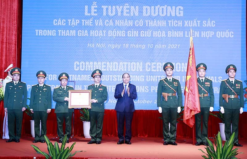 Chủ tịch nước Nguyễn Xuân Phúc trao Huân chương Bảo vệ Tổ quốc hạng Nhì cho Cục Gìn giữ Hòa bình Việt Nam. (Nguồn: TTXVN)