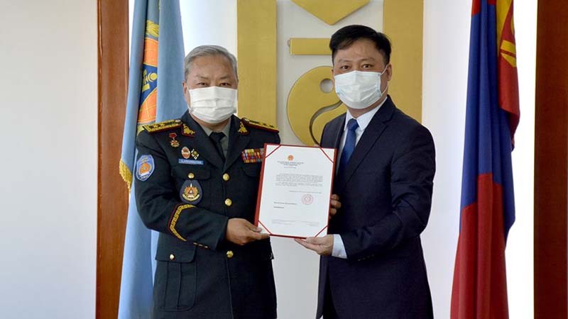 Đại sứ Việt Nam tại Mông Cổ Doãn Khánh Tâm trao số tiền 50.000 USD của Chính phủ Việt Nam hỗ trợ Chính phủ Mông Cổ để ứng phó với đại dịch Covid-19.