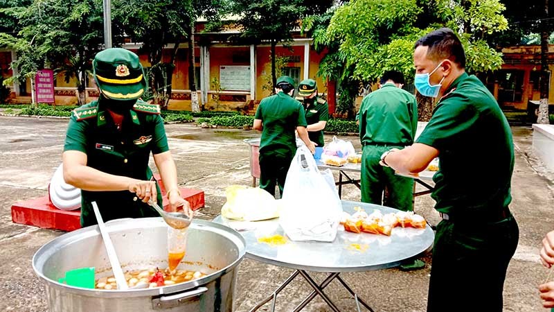 Cán bộ, chiến sĩ BĐBP An Giang chuẩn bị các suất ăn cho khu cách ly tập trung và người dân cách ly tại nhà.